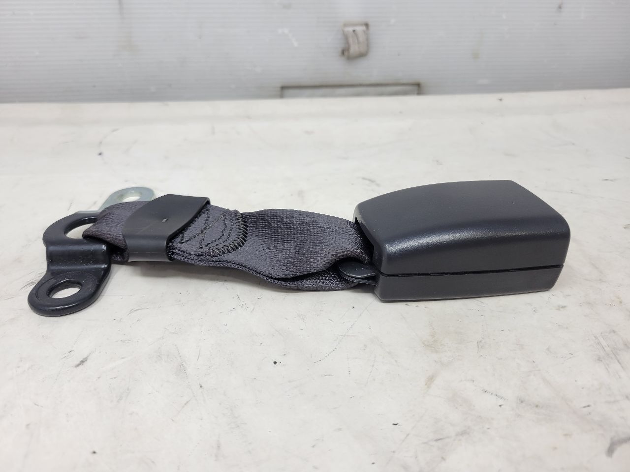 2009 YUKON LH DRIVER REAR SEAT BELT BUCKLE 24368 - image 3