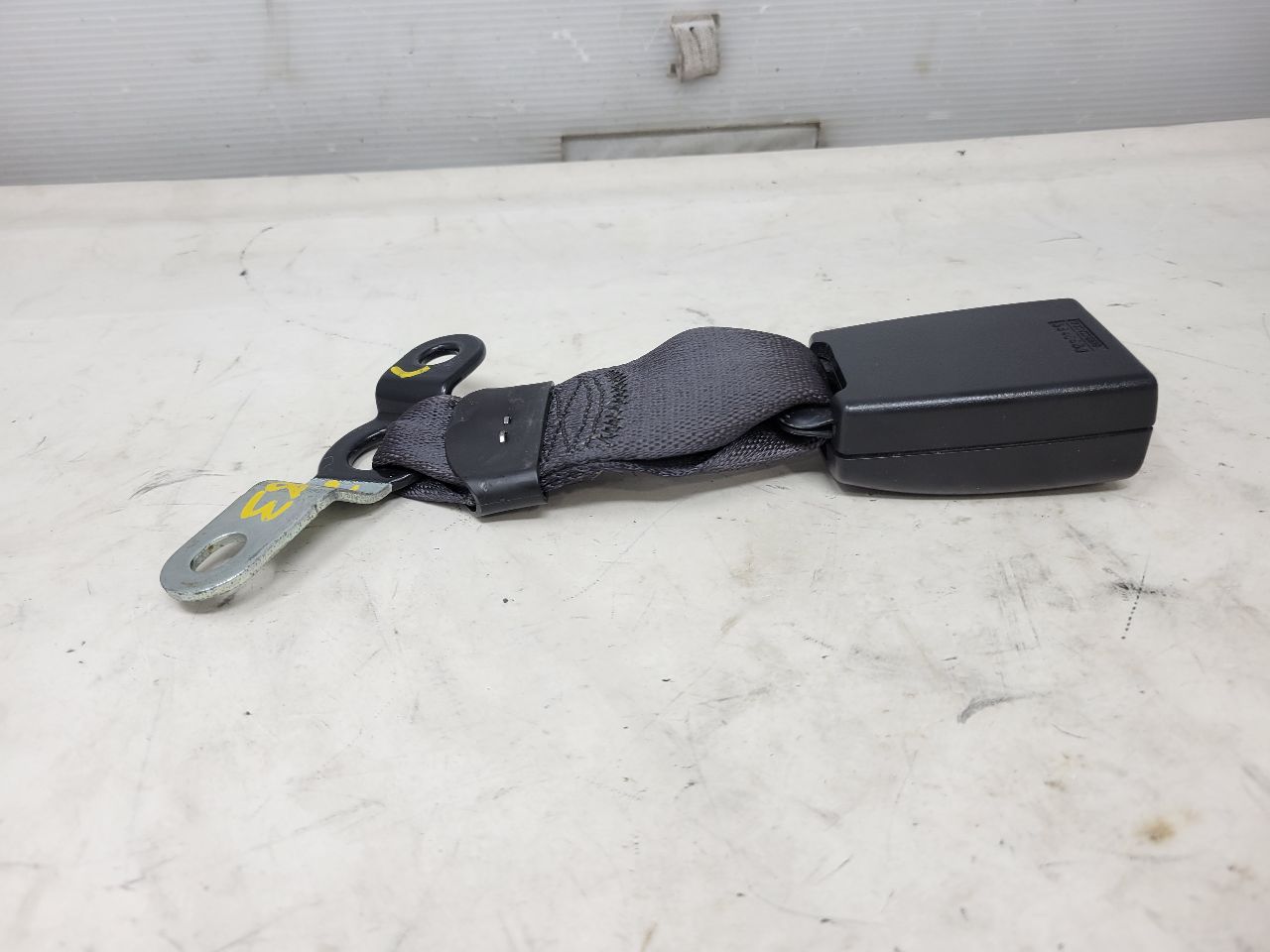 2009 YUKON LH DRIVER REAR SEAT BELT BUCKLE 24368 - image 9
