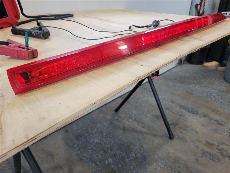 2009 ESCALAESV 3RD BRAKE LIGHT LAMP TESTED 24495 - image 2