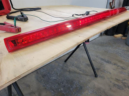 2009 ESCALAESV 3RD BRAKE LIGHT LAMP TESTED 24495 - image 2