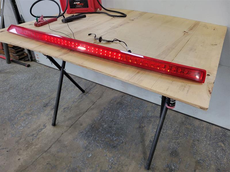 2009 ESCALAESV 3RD BRAKE LIGHT LAMP TESTED 24495 - image 3