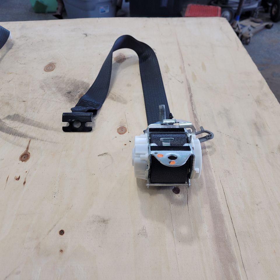 2018 SILVRDO15 2ND ROW SEAT BELT RETRACTORS BLACK 24755 - image 1