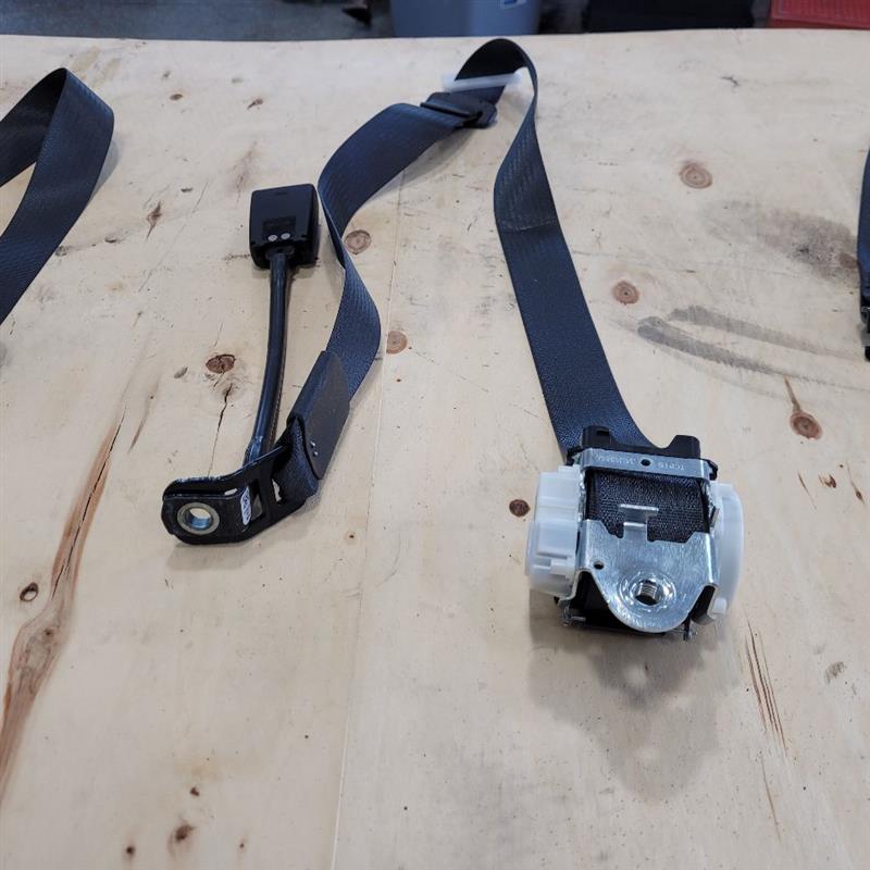 2018 SILVRDO15 2ND ROW SEAT BELT RETRACTORS BLACK 24755 - image 2