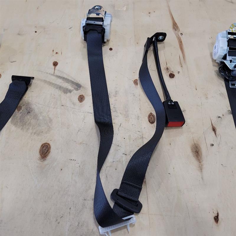 2018 SILVRDO15 2ND ROW SEAT BELT RETRACTORS BLACK 24755 - image 4