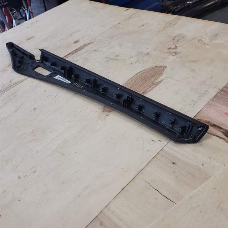 2020 ESCALAESV LH FRONT DOOR PANEL UPPER SUEDE TRIM 24970 - image 10