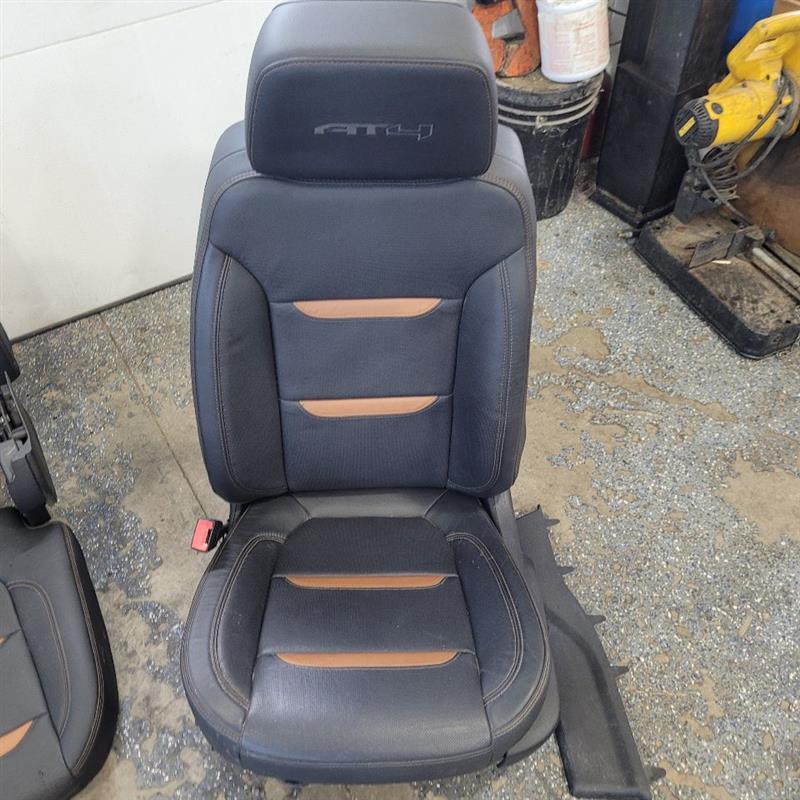 2019 SIERRA150 AT4 FRONT & REAR SEATS HEATED COOLED 24995 - image 7