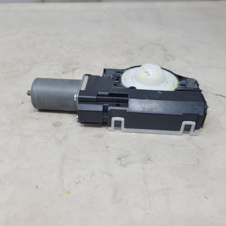 2019 SIERRA150 OEM SUNROOF MOTOR 84621080 25042 - image 4
