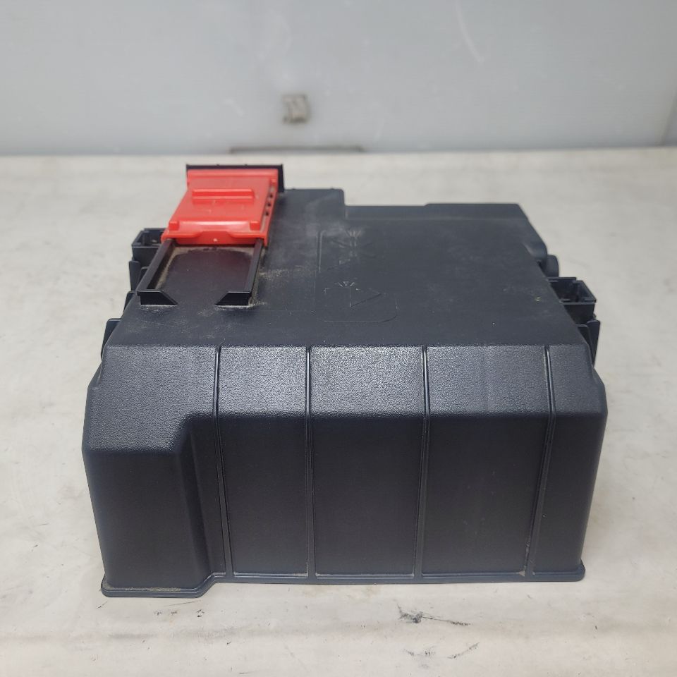 2019 SIERRA150 84493554 BATTERY FUSE BLOCK & LID 25099 - image 1