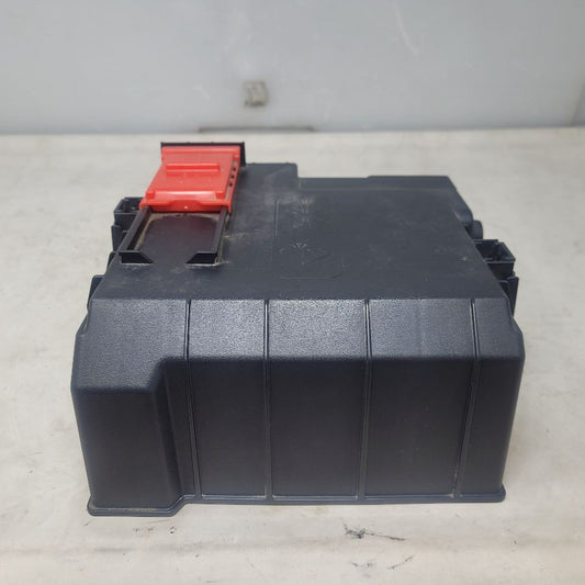 2019 SIERRA150 84493554 BATTERY FUSE BLOCK & LID 25099 - image 1