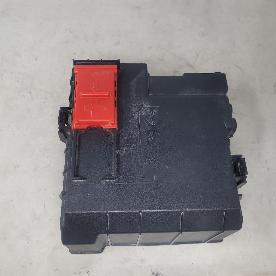 2019 SIERRA150 84493554 BATTERY FUSE BLOCK & LID 25099 - image 3