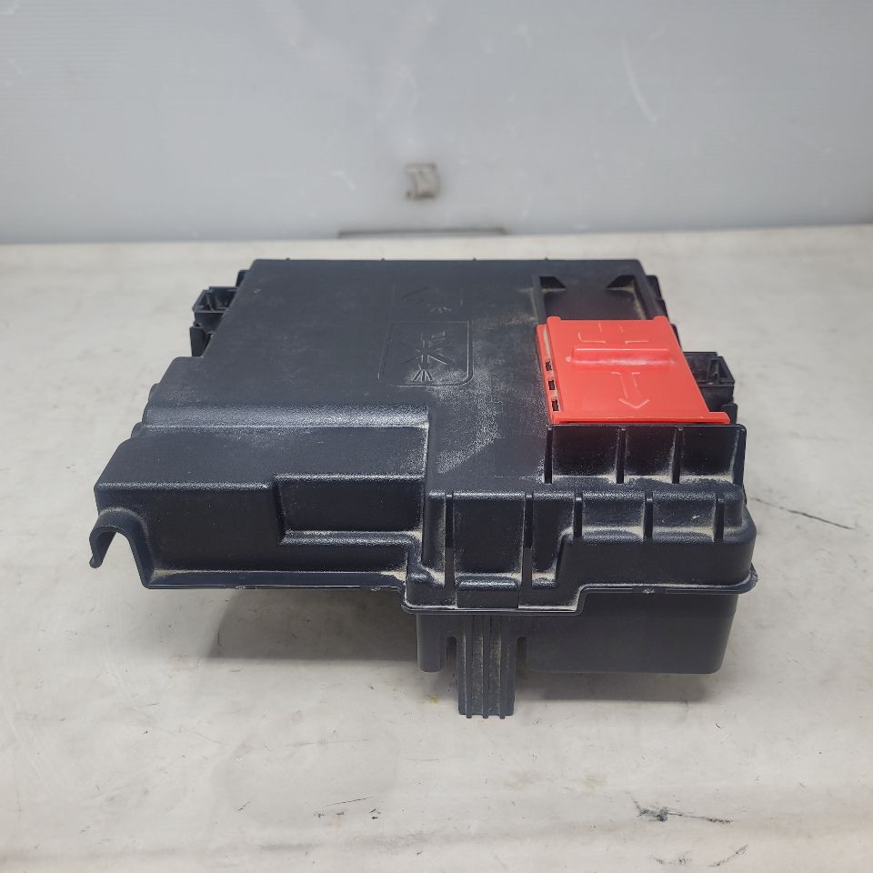 2019 SIERRA150 84493554 BATTERY FUSE BLOCK & LID 25099 - image 4