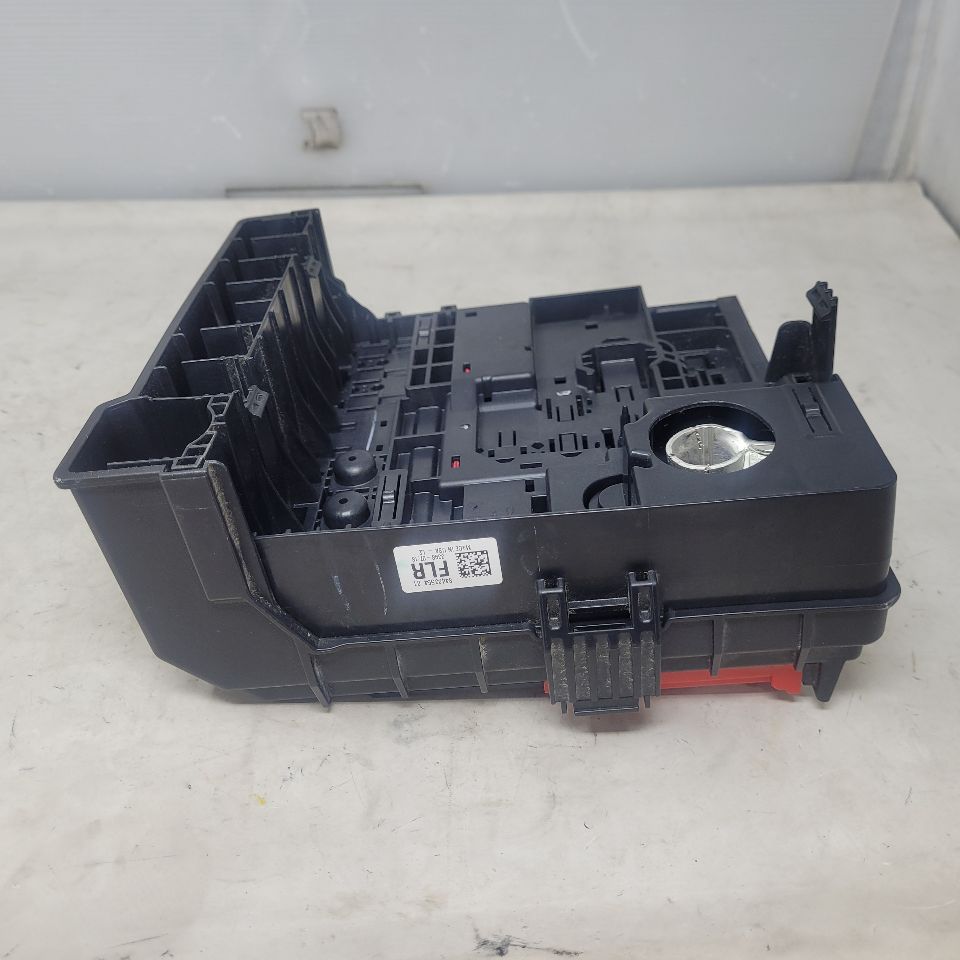 2019 SIERRA150 84493554 BATTERY FUSE BLOCK & LID 25099 - image 7