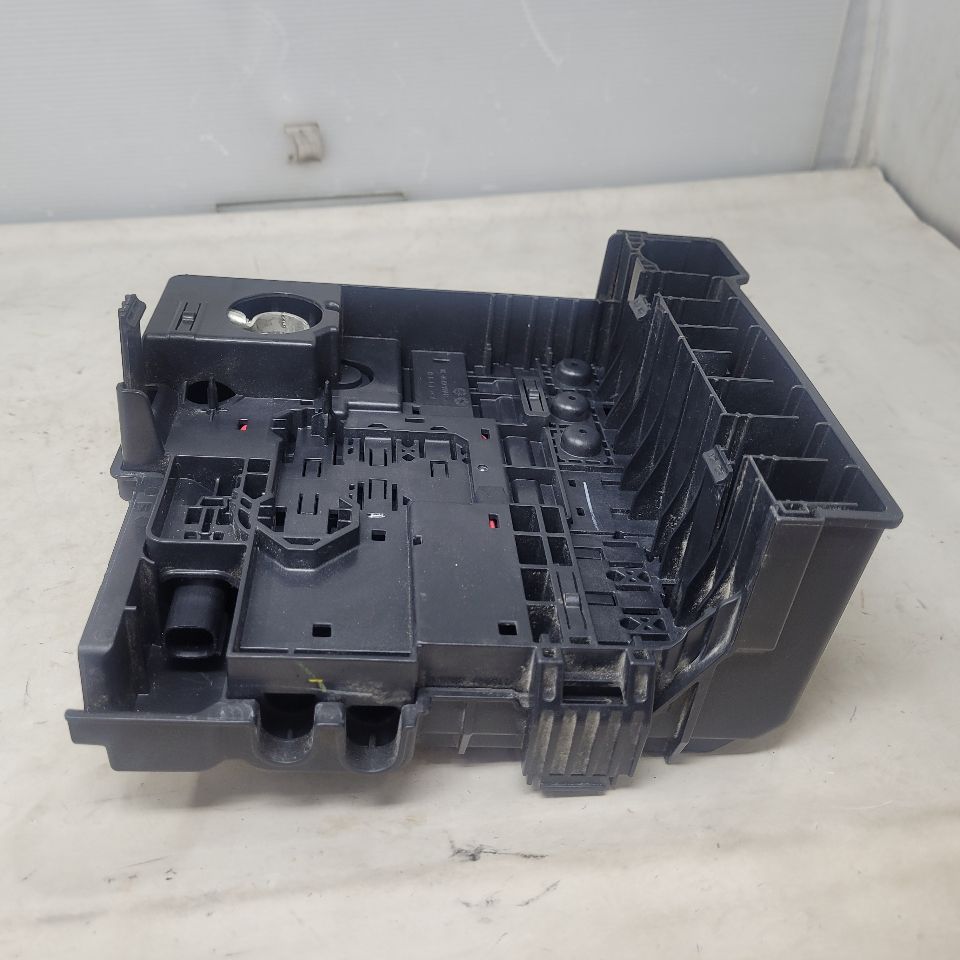 2019 SIERRA150 84493554 BATTERY FUSE BLOCK & LID 25099 - image 8