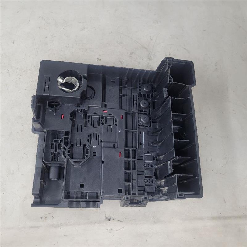 2019 SIERRA150 84493554 BATTERY FUSE BLOCK & LID 25099 - image 9