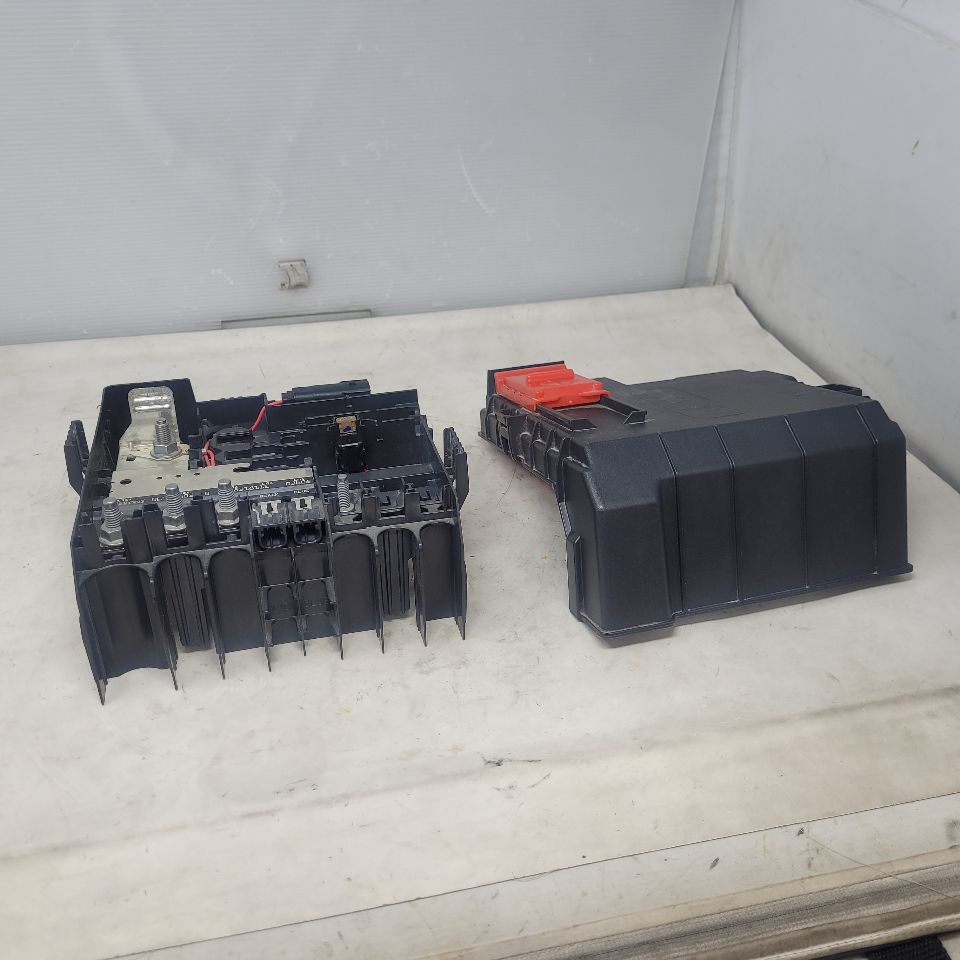 2019 SIERRA150 84493554 BATTERY FUSE BLOCK & LID 25099 - image 10