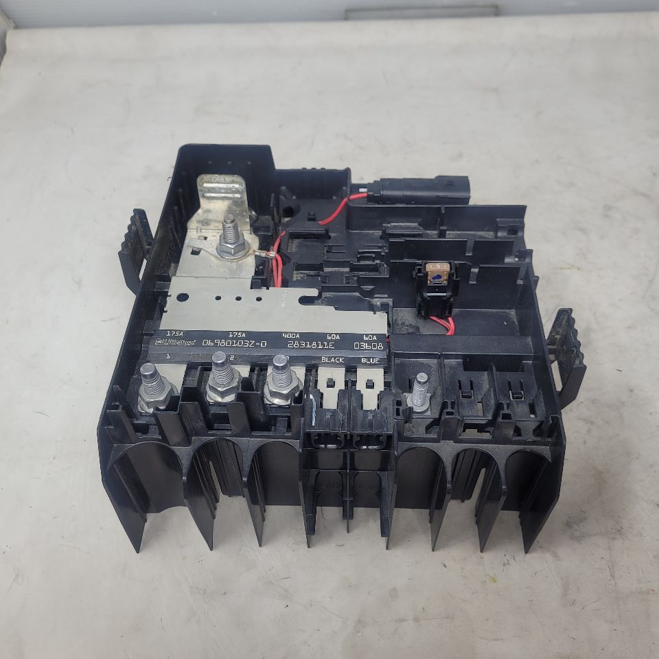 2019 SIERRA150 84493554 BATTERY FUSE BLOCK & LID 25099 - image 11