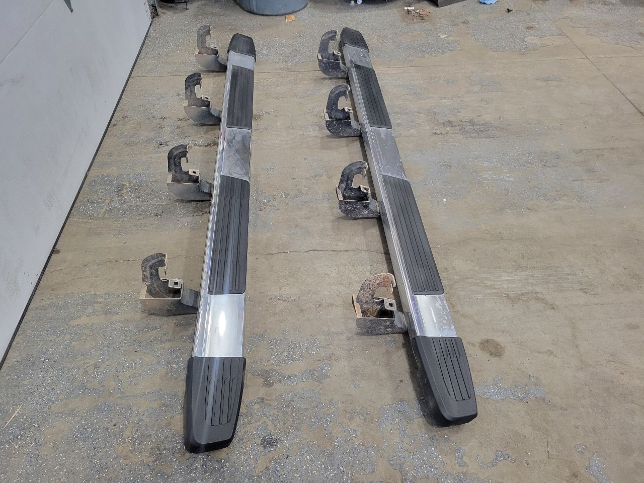 2019 SIERRA150 OEM CREW CAB RUNNING BOARDS PAIR 25397 - image 2