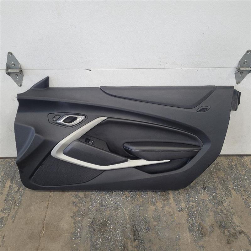 2017 CAMARO RH FRONT DOOR TRIM PANEL 25461 - image 1