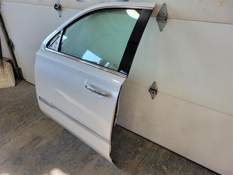 2019 ESCALADE LH ABALONE WHITE SMALL CHIP ON EDGE 25645 - image 2