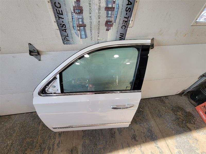2019 ESCALADE LH ABALONE WHITE SMALL CHIP ON EDGE 25645 - image 3