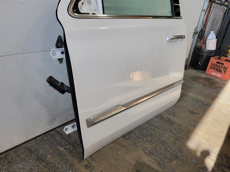 2019 ESCALADE LH ABALONE WHITE SMALL CHIP ON EDGE 25645 - image 4