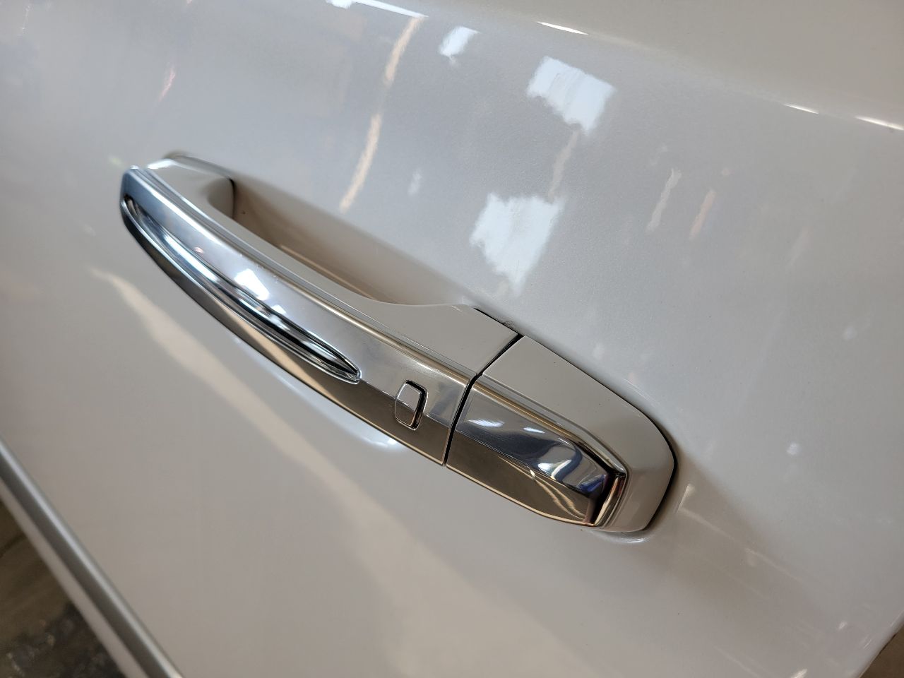 2019 ESCALADE LH ABALONE WHITE SMALL CHIP ON EDGE 25645 - image 8