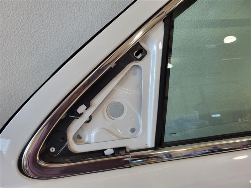 2019 ESCALADE LH ABALONE WHITE SMALL CHIP ON EDGE 25645 - image 9