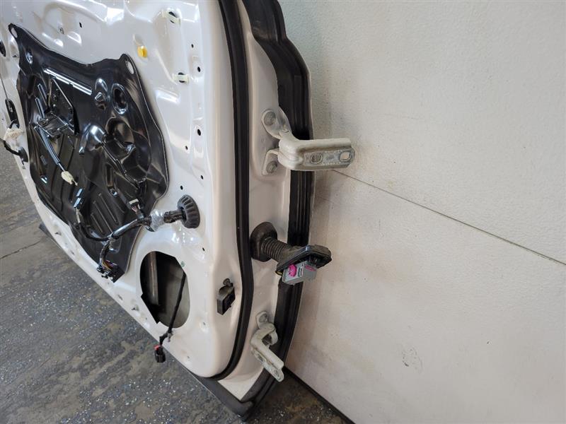 2019 ESCALADE LH ABALONE WHITE SMALL CHIP ON EDGE 25645 - image 12