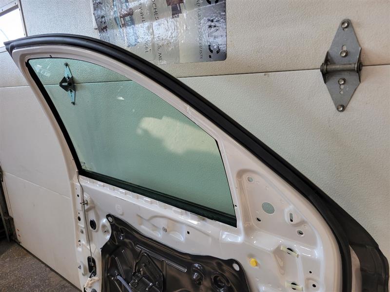 2019 ESCALADE LH ABALONE WHITE SMALL CHIP ON EDGE 25645 - image 15
