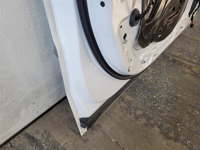 2019 ESCALADE LH ABALONE WHITE SMALL CHIP ON EDGE 25645 - image 18