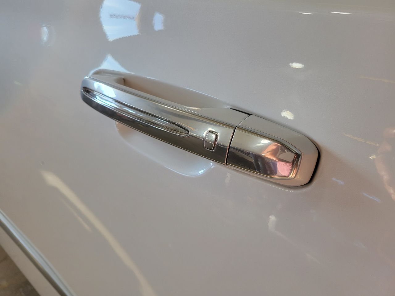 2019 ESCALADE LH REAR DOOR ABALONE WHITE 140X 25646 - image 6