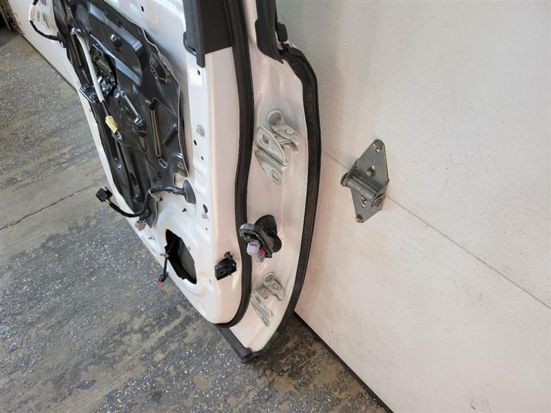 2019 ESCALADE LH REAR DOOR ABALONE WHITE 140X 25646 - image 10