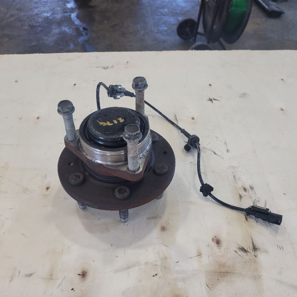 2019 ESCALADE OEM FRONT HUB 2WD RWD 48K MILES 25695 - image 1