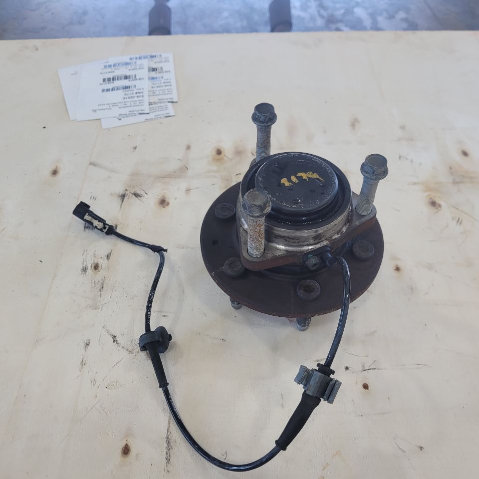 2019 ESCALADE OEM FRONT HUB 2WD RWD 48K MILES 25695 - image 4