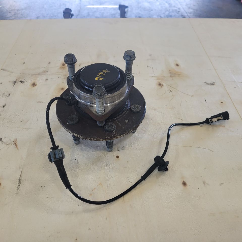 2019 ESCALADE OEM FRONT HUB 2WD RWD 48K MILES 25696 - image 1
