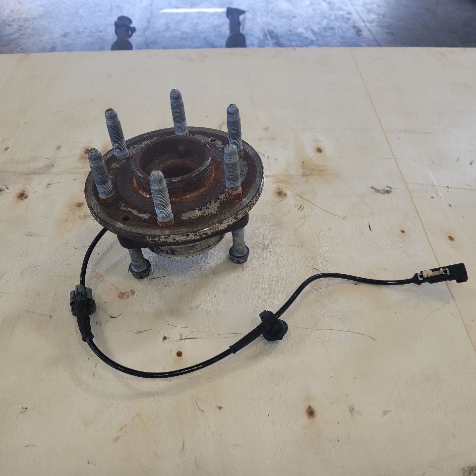 2019 ESCALADE OEM FRONT HUB 2WD RWD 48K MILES 25696 - image 4