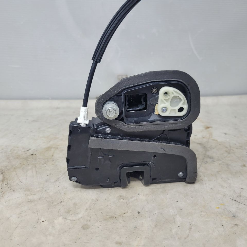 2019 ESCALADE FRONT PASSENGER DOOR LATCH 25717 - image 2