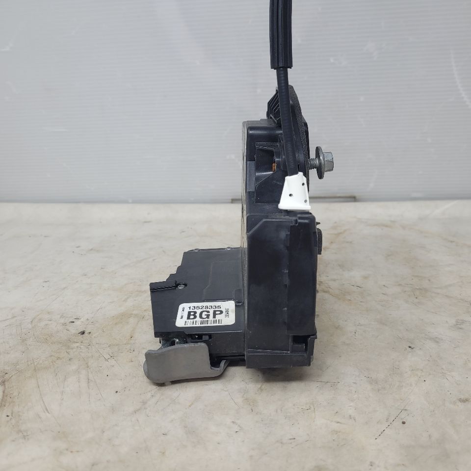 2019 ESCALADE FRONT PASSENGER DOOR LATCH 25717 - image 3