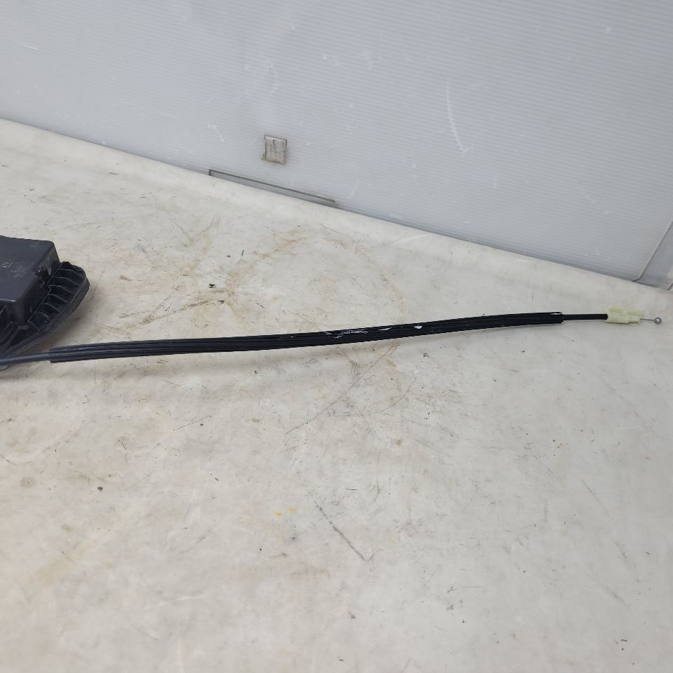 2019 ESCALADE FRONT PASSENGER DOOR LATCH 25717 - image 4