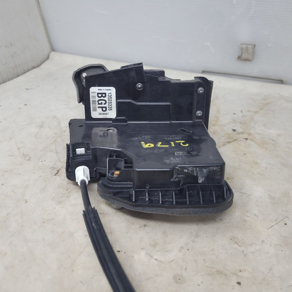 2019 ESCALADE FRONT PASSENGER DOOR LATCH 25717 - image 5