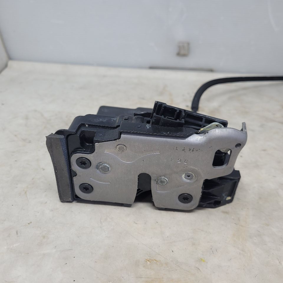 2019 ESCALADE FRONT PASSENGER DOOR LATCH 25717 - image 6