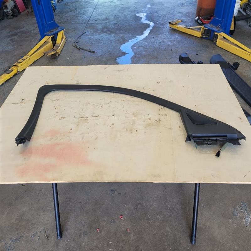 2019 ESCALADE LH FRONT UPPER DOOR TRIM PANEL 25730 - image 1
