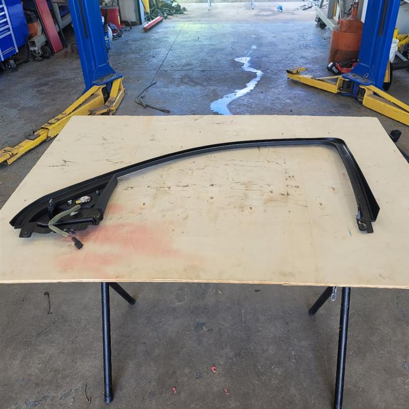 2019 ESCALADE LH FRONT UPPER DOOR TRIM PANEL 25730 - image 8