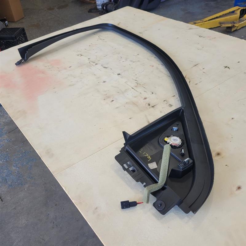 2019 ESCALADE RH FRONT UPPER DOOR TRIM PANEL 25731 - image 5