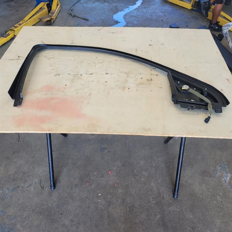 2019 ESCALADE RH FRONT UPPER DOOR TRIM PANEL 25731 - image 6
