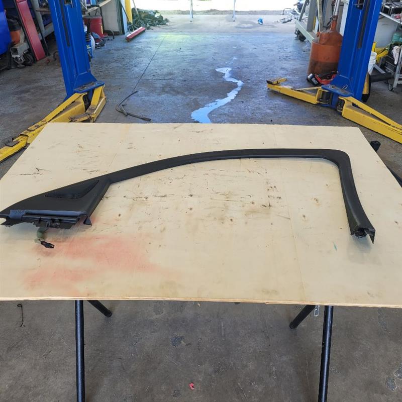 2019 ESCALADE RH FRONT UPPER DOOR TRIM PANEL 25731 - image 12