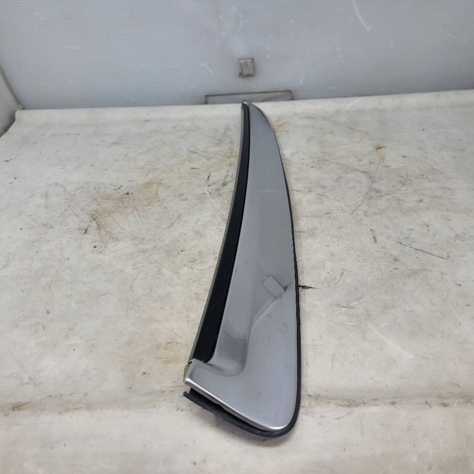 2019 ESCALADE LH DRIVER CHROME C PILLAR APPLIQUE 25741 - image 8