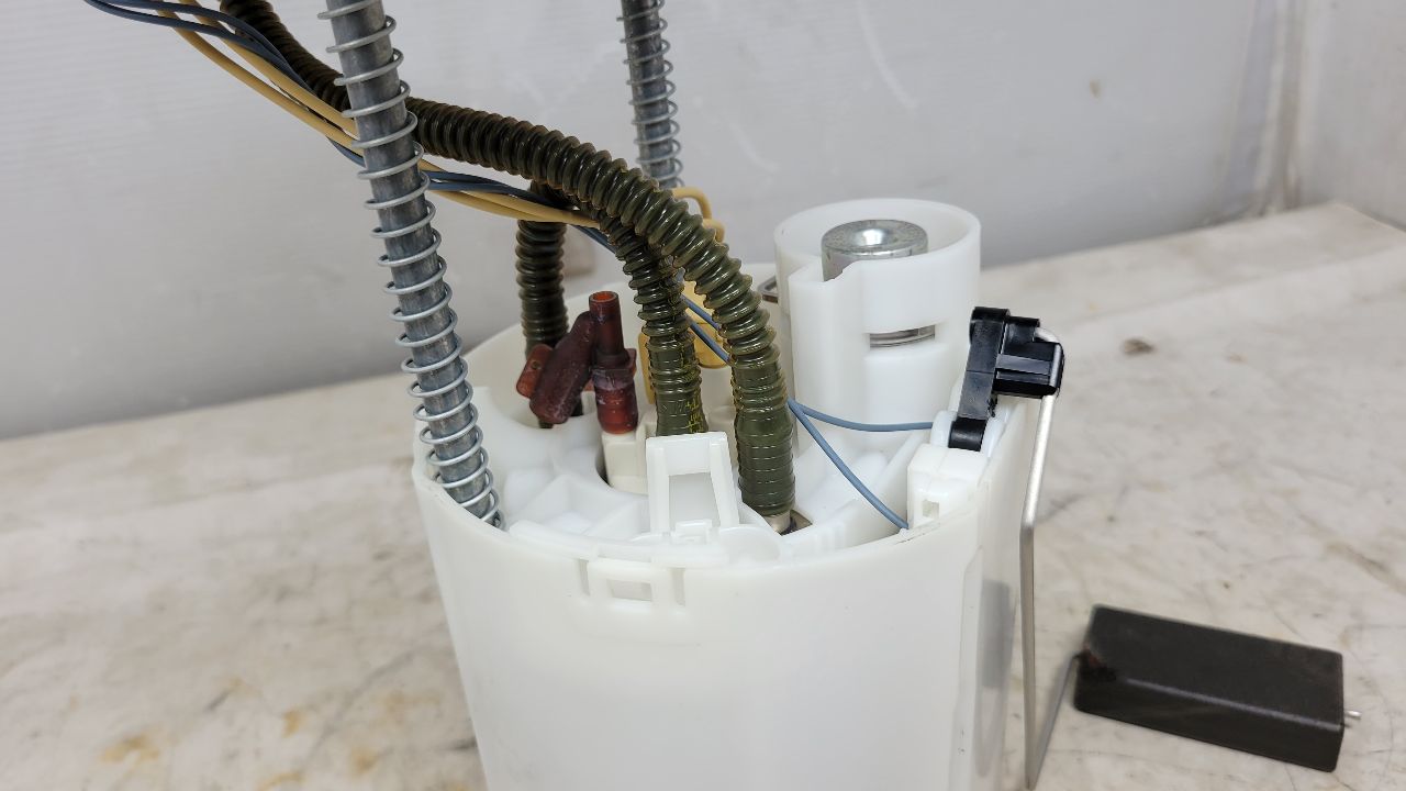 IN TANK FUEL PUMP 6.2L 48K MILES 25812 - image 6