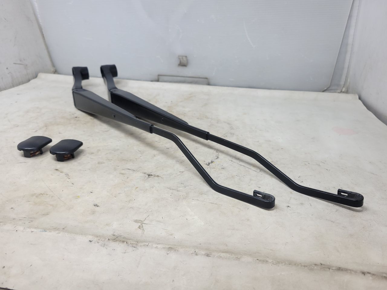 2016 ESCALADE FRONT WINDSHIELD WIPER ARMS PAIR 25950 - image 4