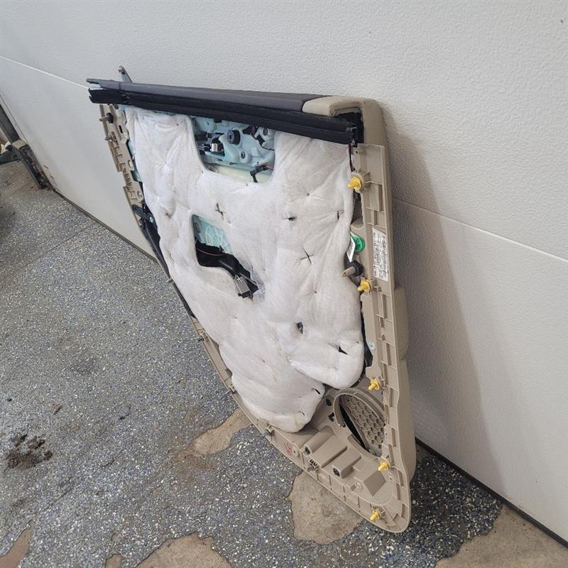 2016 ESCALADE RH PASSENGER REAR DOOR TRIM PANEL 26025 - image 3